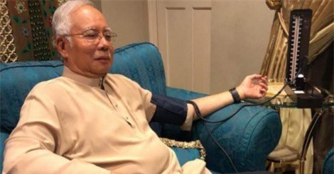 Cựu thủ tướng Malaysia đo huyết áp, cầu nguyện trước khi trình diện cơ quan điều tra