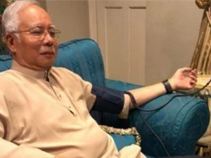 Cựu thủ tướng Malaysia đo huyết áp, cầu nguyện trước khi trình diện cơ quan điều tra