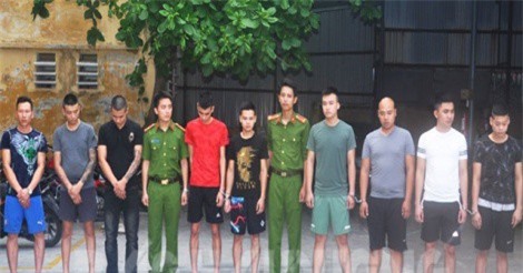 Gần 20 côn đồ dàn trận ẩu đả, 'múa' đao kiếm