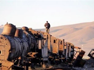 "Lạc bước" vào nghĩa địa tàu hỏa cổ giữa hoang mạc Bolivia