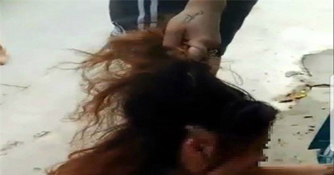 Người phụ nữ lột quần áo "tình địch" giữa đường trình diện công an