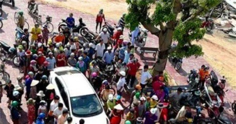 Thực hư chuyện đôi nam nữ nghi bắt cóc trẻ em, quỳ lạy xin tha vì bị dọa đánh