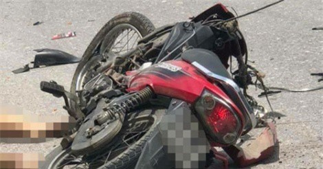 Xe máy chở 3 tông trực diện xe tải khiến 2 người tử vong