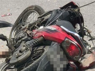 Xe máy chở 3 tông trực diện xe tải khiến 2 người tử vong