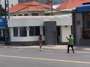 Xôn xao clip "chị gái nắng" mặc bikini quẩy tưng bừng giữa đường phố Vũng Tàu