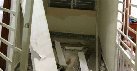 Cả mảng trần thạch cao sập xuống hành lang chung cư