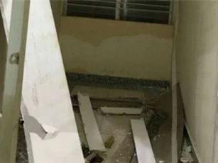 Cả mảng trần thạch cao sập xuống hành lang chung cư