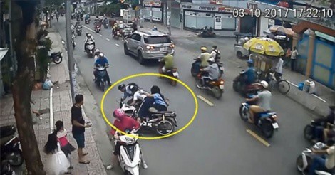 Clip: Chạy xe máy ngược chiều, hai học sinh tông trúng người đàn ông