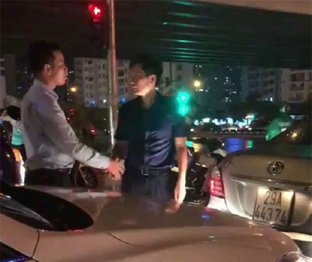 Clip: Hành động văn minh của hai tài xế sau màn ôtô "húc đít" nhau ở Hà Nội