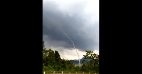 Clip: Vòi rồng cao cả trăm mét bất ngờ xuất hiện ở Quảng Trị