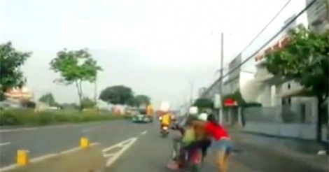 Hai tên trộm táo tợn kéo lê cô gái hơn 100m trên đường