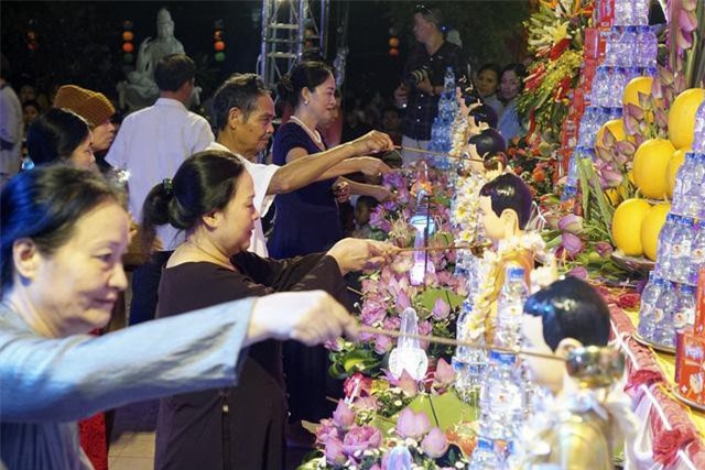Hàng nghìn người dân dự lễ Phật Đản dưới ánh đèn lung linh
