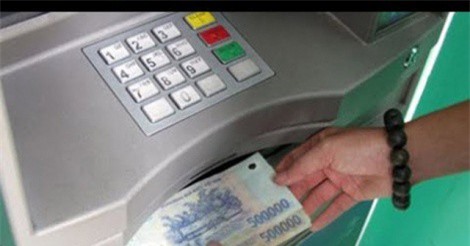 "Chiêu" tiết kiệm trăm nghìn tiền phí giao dịch ATM