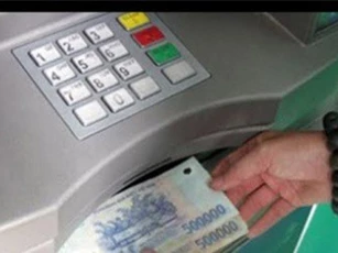 "Chiêu" tiết kiệm trăm nghìn tiền phí giao dịch ATM