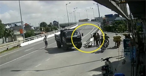 Clip: Quay đầu bất ngờ, xe tải suýt cán chết 2 người
