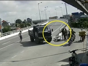 Clip: Quay đầu bất ngờ, xe tải suýt cán chết 2 người
