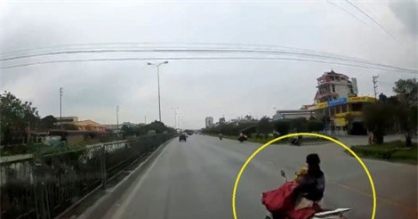 Clip: Vừa lái xe vừa cởi áo mưa, nữ tài xế suýt chết trước đầu ôtô 