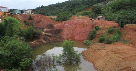 Dân đổ đất lấp suối, chính quyền chi ngân sách để khơi thông