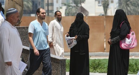 Nhóm ăn xin “đút túi” hàng tỷ đồng nhờ giả mù, dắt trẻ em theo