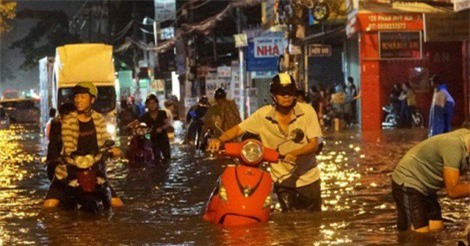 TP.HCM: Mưa ngập tới yên xe mà thống kê chỉ ngập... 0,1-0,25m