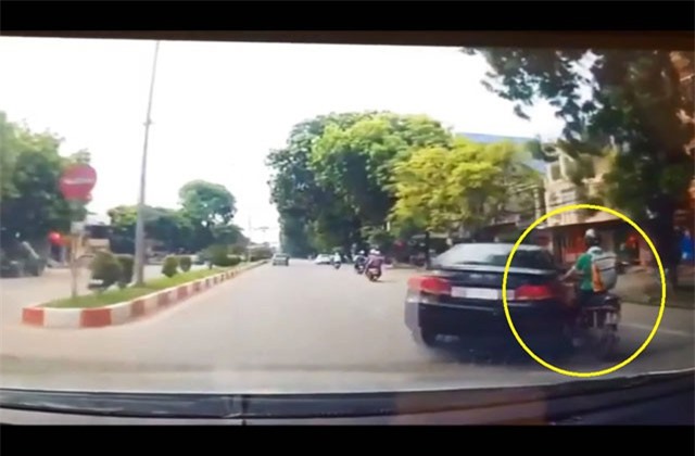 Clip: Quay đầu 180 độ, ôtô gây tai nạn rồi tăng ga bỏ chạy