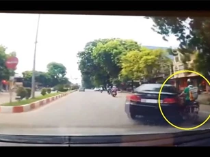 Clip: Quay đầu 180 độ, ôtô gây tai nạn rồi tăng ga bỏ chạy