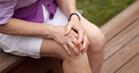 Đau đầu gối có thể dẫn đến trầm cảm ở người già