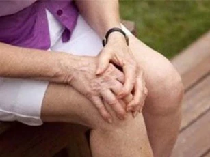 Đau đầu gối có thể dẫn đến trầm cảm ở người già