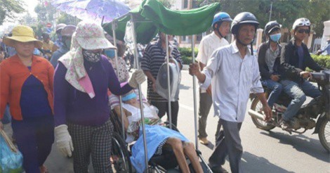 Đẩy nạn nhân bị liệt đi suốt 8km dưới trời nắng để phản đối kết luận điều tra