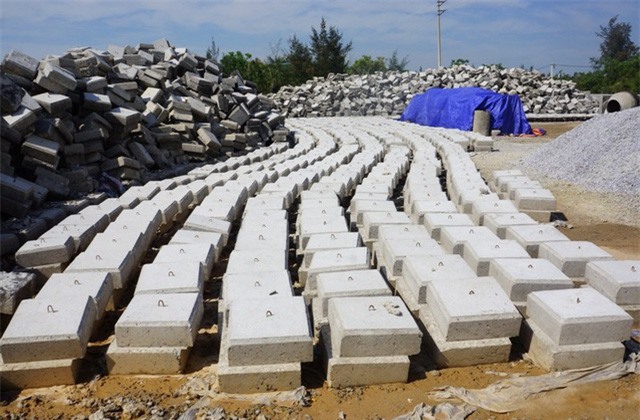 Dự án đê, kè biển gần 200 tỷ đồng ngổn ngang trước mùa mưa bão