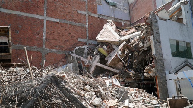 Sập nhà đang tháo dỡ, 3 người thương vong