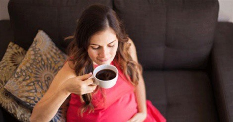 Thai phụ uống cà phê, con dễ bị béo phì