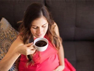 Thai phụ uống cà phê, con dễ bị béo phì