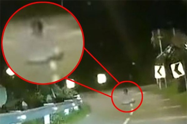 'Bóng ma' ngồi giữa đường khiến các tài xế Malaysia khiếp sợ