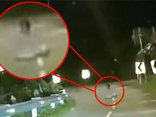 'Bóng ma' ngồi giữa đường khiến các tài xế Malaysia khiếp sợ