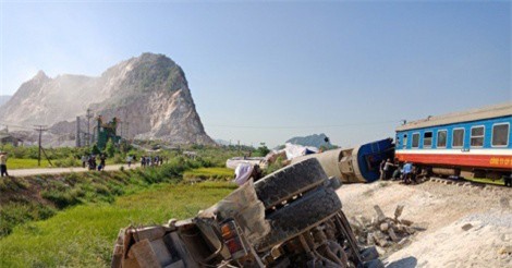 Cận cảnh 6 toa tàu lật ngổn ngang ở Thanh Hóa