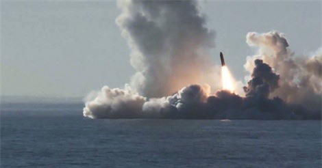 Clip: Nga phóng liên hoàn 4 tên lửa Bulava từ tuần dương hạm ngầm 