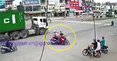 Clip: “Tạt đầu” xe container, nam thanh niên gây tai nạn nghiêm trọng ở Biên Hòa