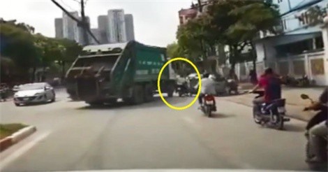 Clip: Vượt xe chở rác, người đàn ông suýt bị cán chết