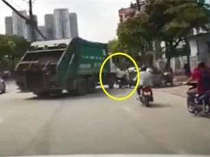 Clip: Vượt xe chở rác, người đàn ông suýt bị cán chết