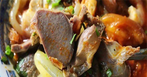 Gánh bánh canh 20 năm 'không đổi vị' ở Sài Gòn