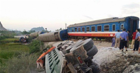 Tàu hỏa tông xe "hổ vồ", 6 toa lật ngang, ít nhất 2 người tử vong