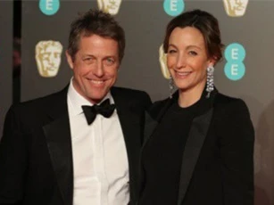 Chàng "Don Juan" Hugh Grant kết hôn ở tuổi 57