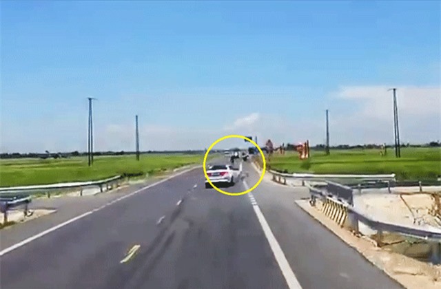 Clip: Kinh hoàng cảnh ôtô tông xe máy bay xuống ruộng lúa ở Hải Phòng