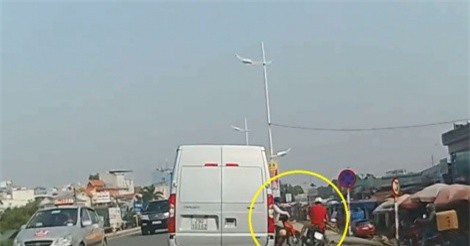 Clip: “Tạt đầu” ô tô, “nữ ninja” khiến xe máy lao xuống lề đường