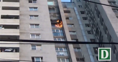 Hà Nội: Lửa bùng phát từ căn hộ tầng 18 chung cư Fodacon Bắc Hà