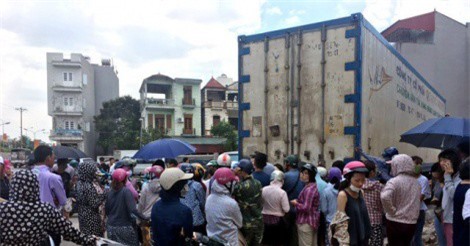 Hà Nội: Xếp hàng giữa trưa nắng, tranh mua 17 tấn sầu riêng ế