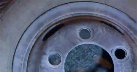 Hàng loạt xe ô tô nghi dính "bẫy" đinh trên QL18