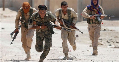 Người dân Syria cắm cờ ở Raqqa, SDF lập tức tấn công 