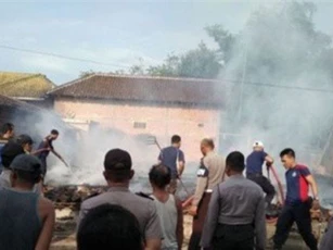Thiếu niên châm lửa đốt nhà vì... không vòi được điện thoại mới